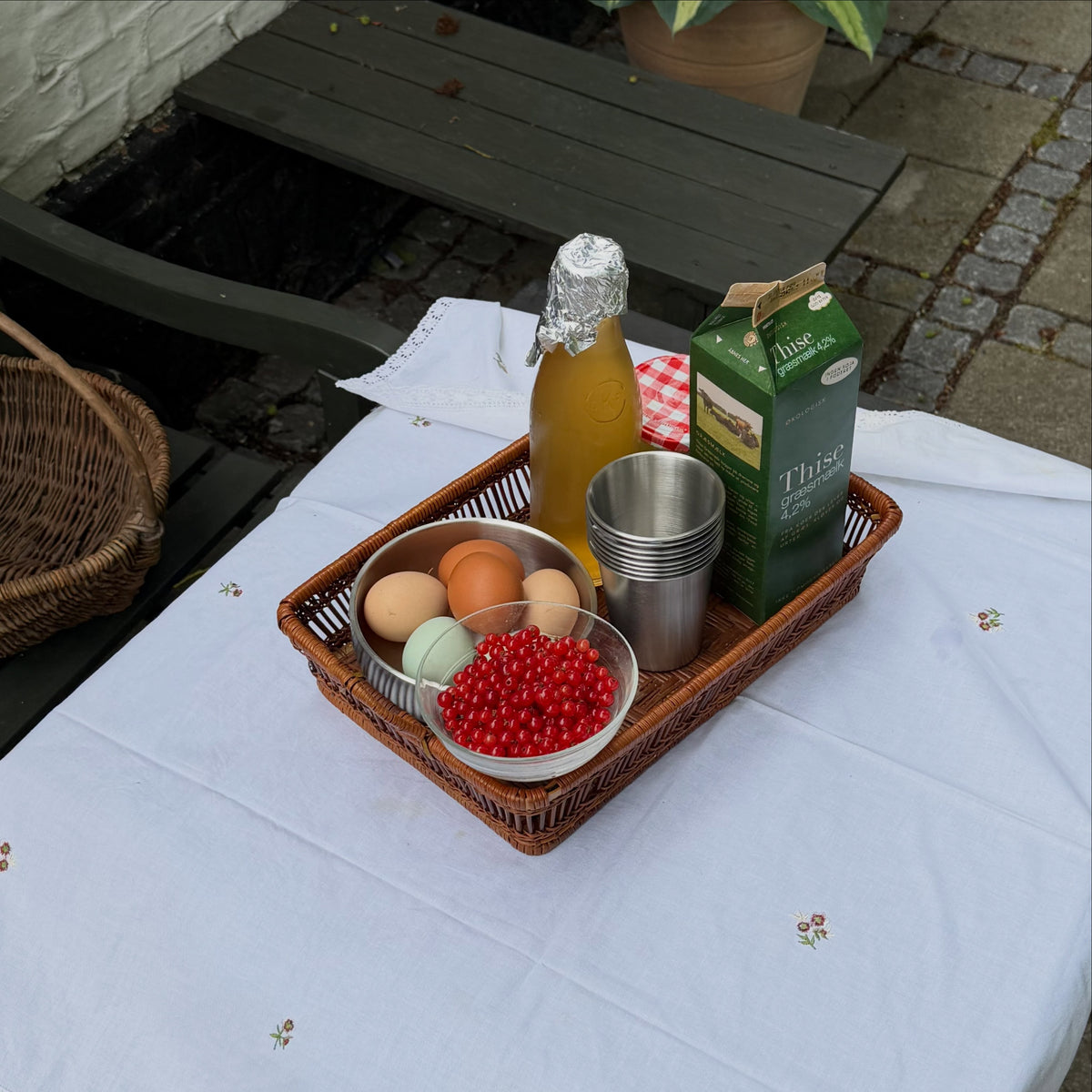 Familiens frokost i stålskåle på et køkkenbord