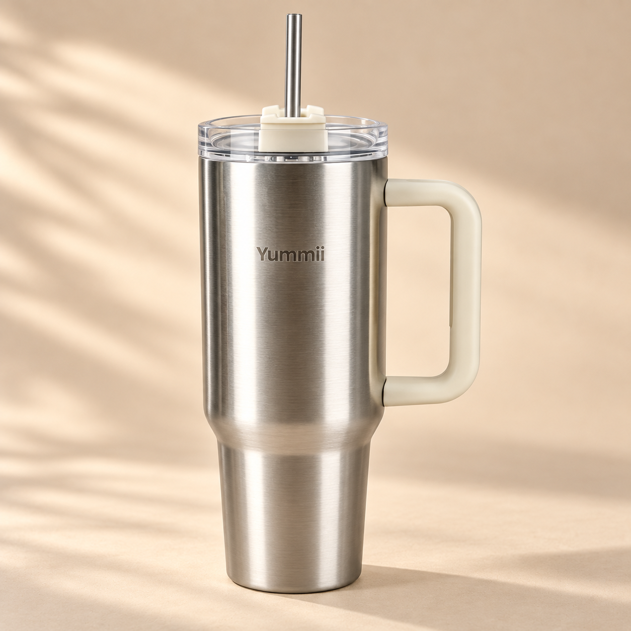 Stort drikkekrus i rustfrit stål med håndtag og sugerør, 1200 ml, fra Yummii