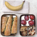 Bento Large 1 i rustfrit stål 18/8 med baguettesandwich, blommer og nødder ved banan fra Yummii Yummii
