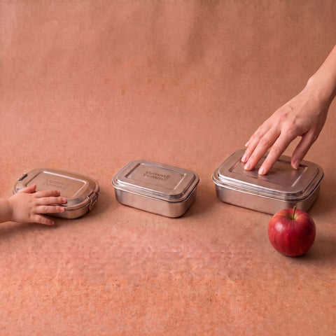 Bento Large 1 i rustfrit stål 18/8 (23x17,5x7 cm, 1800 ml) ved de andre størrelser med æble fra Yummii Yummii