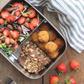 Bento Large 2 i rustfrit stål 18/8 med jordbærsalat og falafel fra Yummii Yummii