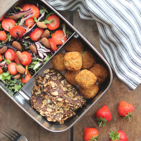 Bento Large 2 i rustfrit stål 18/8 med jordbærsalat og falafel fra Yummii Yummii