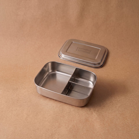 Bento Large 3 i rustfrit stål 18/8 med 3 rum, åben med låg ved siden af fra Yummii Yummii