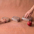Bento Large 3 i rustfrit stål 18/8 (23x17,5x7 cm, 1800 ml) ved de andre størrelser med æble fra Yummii Yummii