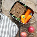 Bento Medium+ 1 i rustfrit stål 18/8 med rugbrød, peberfrugt og gulerødder fra Yummii Yummii