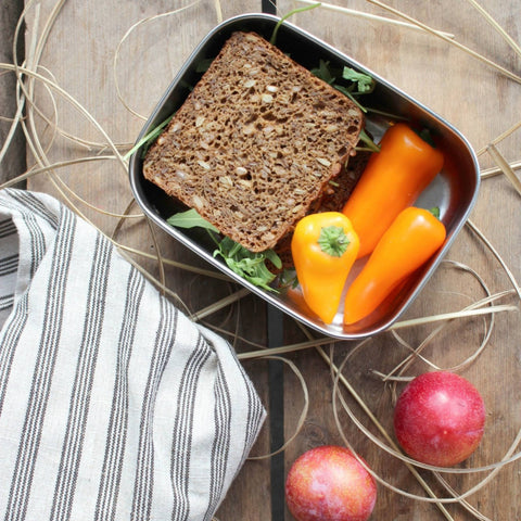Bento Medium+ 1 i rustfrit stål 18/8 med rugbrød, peberfrugt og gulerødder fra Yummii Yummii