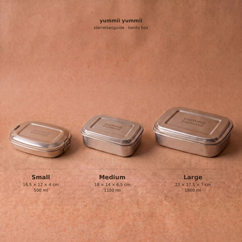 Bento Medium+ 1 i rustfrit stål 18/8 størrelsesguide S 16,5x12x4 cm, M 18x14x6,5 cm, L 23x17,5x7 cm fra Yummii Yummii