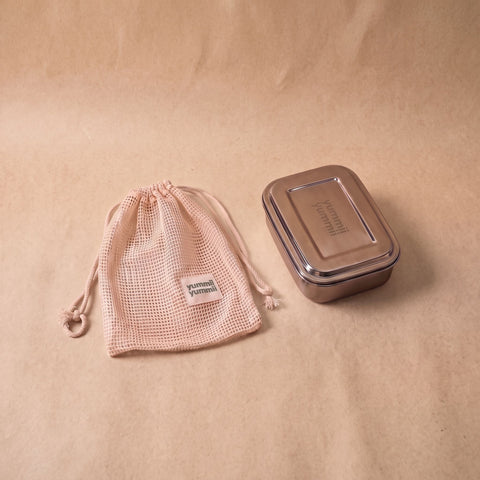 Bento Medium+ 2 i rustfrit stål 18/8 med lys netpose i bomuld fra Yummii Yummii