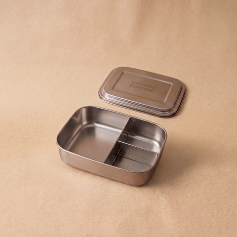 Bento Medium+ 3 i rustfrit stål 18/8 med 3 rum, åben med låg ved siden af fra Yummii Yummii