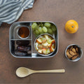 Bento Medium+ 3 i rustfrit stål 18/8 med dadler, nødder og træske fra Yummii Yummii