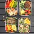 Bento Medium+ 3 i rustfrit stål 18/8 med kyllingespyd, avocado og peberfrugt fra Yummii Yummii