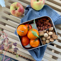 Bento Medium+ 3 i rustfrit stål 18/8 med mandariner, nødder og æbler fra Yummii Yummii