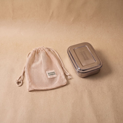 Bento Medium+ 3 i rustfrit stål 18/8 med lys netpose i bomuld fra Yummii Yummii