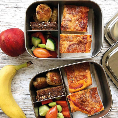 Bento Medium+ 3 i rustfrit stål 18/8 med pizzasnegle, frugt og banan fra Yummii Yummii