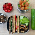 Bento Medium+ 3 i rustfrit stål 18/8 med sandwich, tomater og agurk fra Yummii Yummii