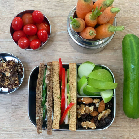 Bento Medium+ 3 i rustfrit stål 18/8 med sandwich, tomater og agurk fra Yummii Yummii