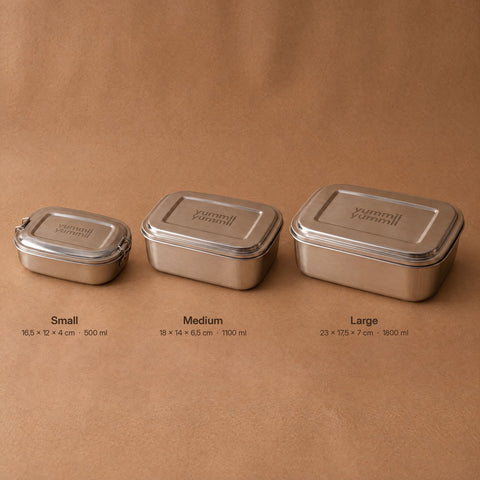 Bento Medium+ 3 i rustfrit stål 18/8 ved siden af Small og Large, størrelsesforskel med mål, fra Yummii Yummii