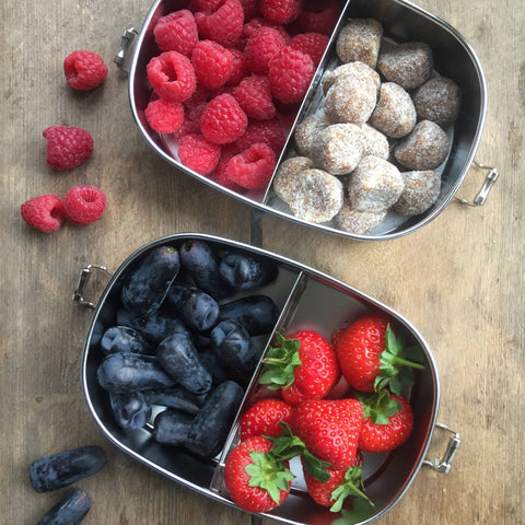 Bento Small 2 i rustfrit stål 18/8 med hindbær, jordbær og energikugler fra Yummii Yummii