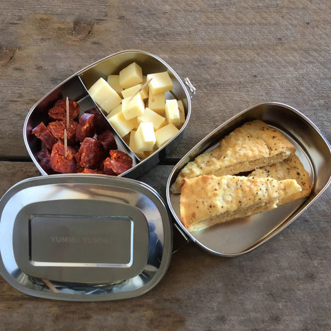 Bento Small 2 i rustfrit stål 18/8 med ost, tørret frugt og kage fra Yummii Yummii