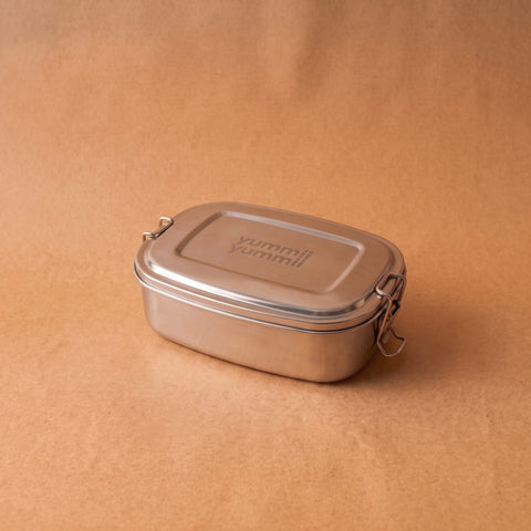 Bento Small 3 i rustfrit stål 18/8 lukket med tætsluttende låg fra Yummii Yummii