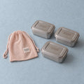 Bento Medium+ Pakke i rustfrit stål 18/8 med Bento Medium+ 1, 2 og 3, samlet med netpose fra Yummii Yummii