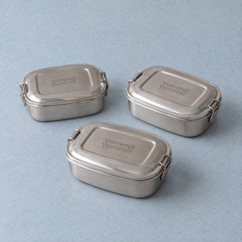 Bento Small Pakke i rustfrit stål 18/8 med Bento Small 1, 2 og 3, lukket med låg på fra Yummii Yummii