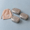 Bento Small Pakke i rustfrit stål 18/8 med Bento Small 1, 2 og 3, lukket ved siden af netpose fra Yummii Yummii