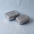 Bento Startsæt i rustfrit stål 18/8 med Bento Medium+ 3 og Small 3, lukket med låg på fra Yummii Yummii