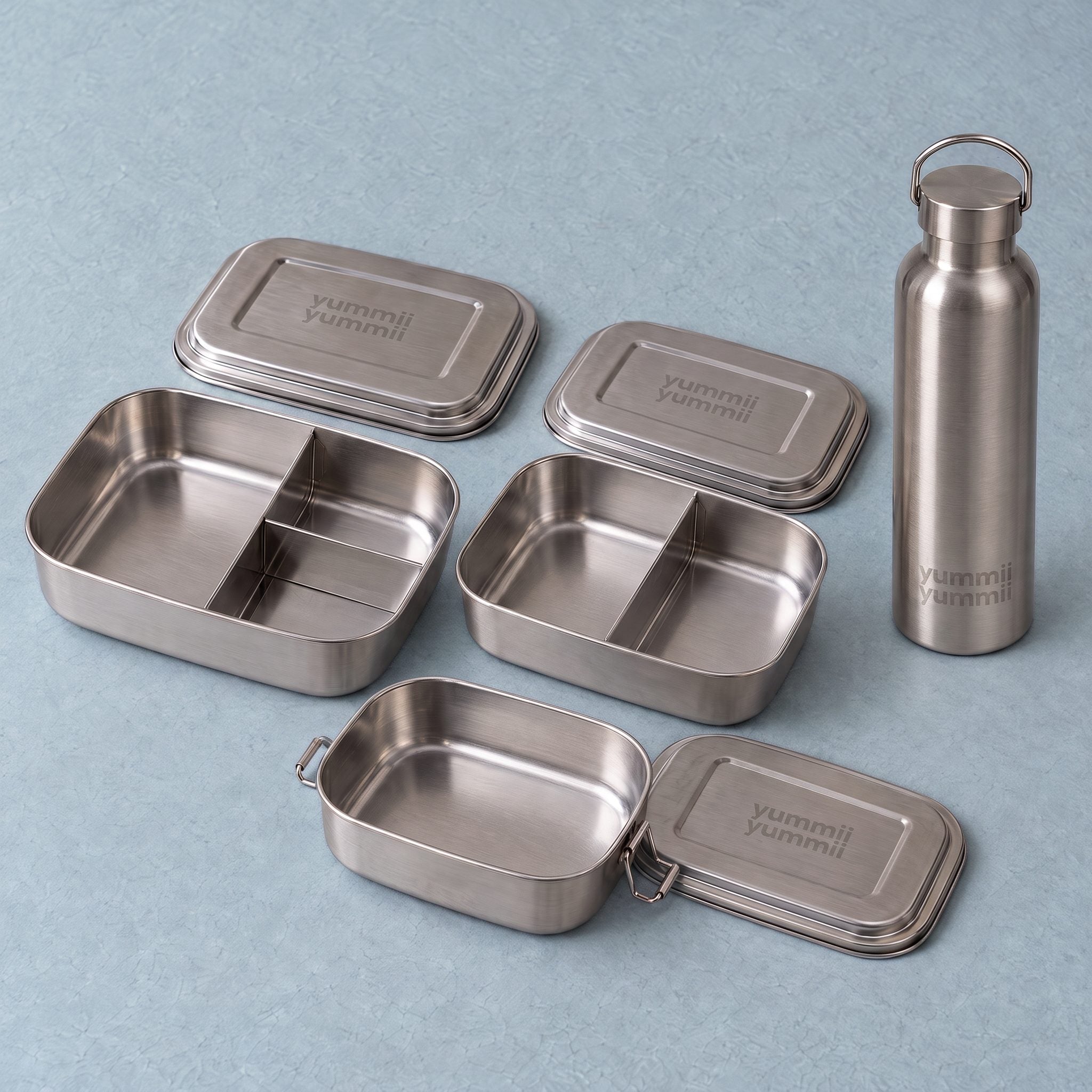 Bestseller-sættet i rustfrit stål 18/8 med Large 3, Medium+ 2, Small 1 og termoflaske 600 ml, åbne fra Yummii Yummii