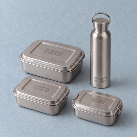 Bestseller-sættet i rustfrit stål 18/8 med Large 3, Medium+ 2, Small 1 og termoflaske 600 ml, lukket fra Yummii Yummii