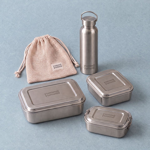 Bestseller-sættet i rustfrit stål 18/8: Large 3, Medium+ 2, Small 1, termoflaske 600 ml, samlet opstilling fra Yummii Yummii