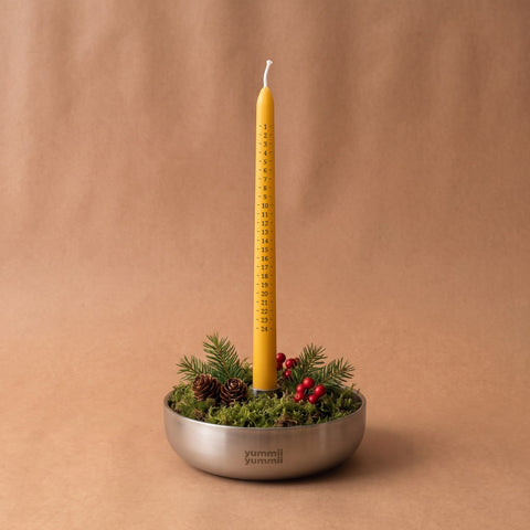 Bivoks kalenderlys 1-24 i juledekoration med mos, gran, kogler og røde bær i skål i rustfrit stål fra Yummii Yummii