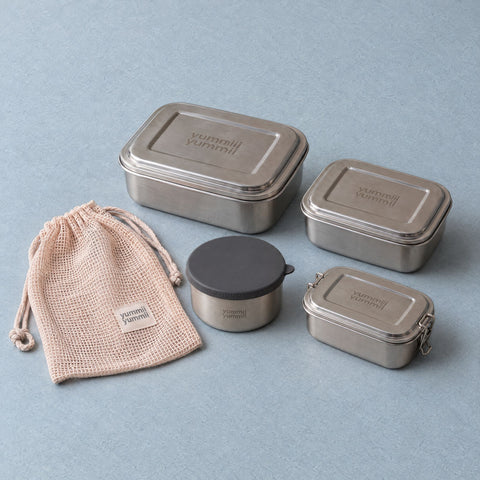 Blandet Bento Pakke i rustfrit stål 18/8 med 4 madkasser ved siden af netpose fra Yummii Yummii