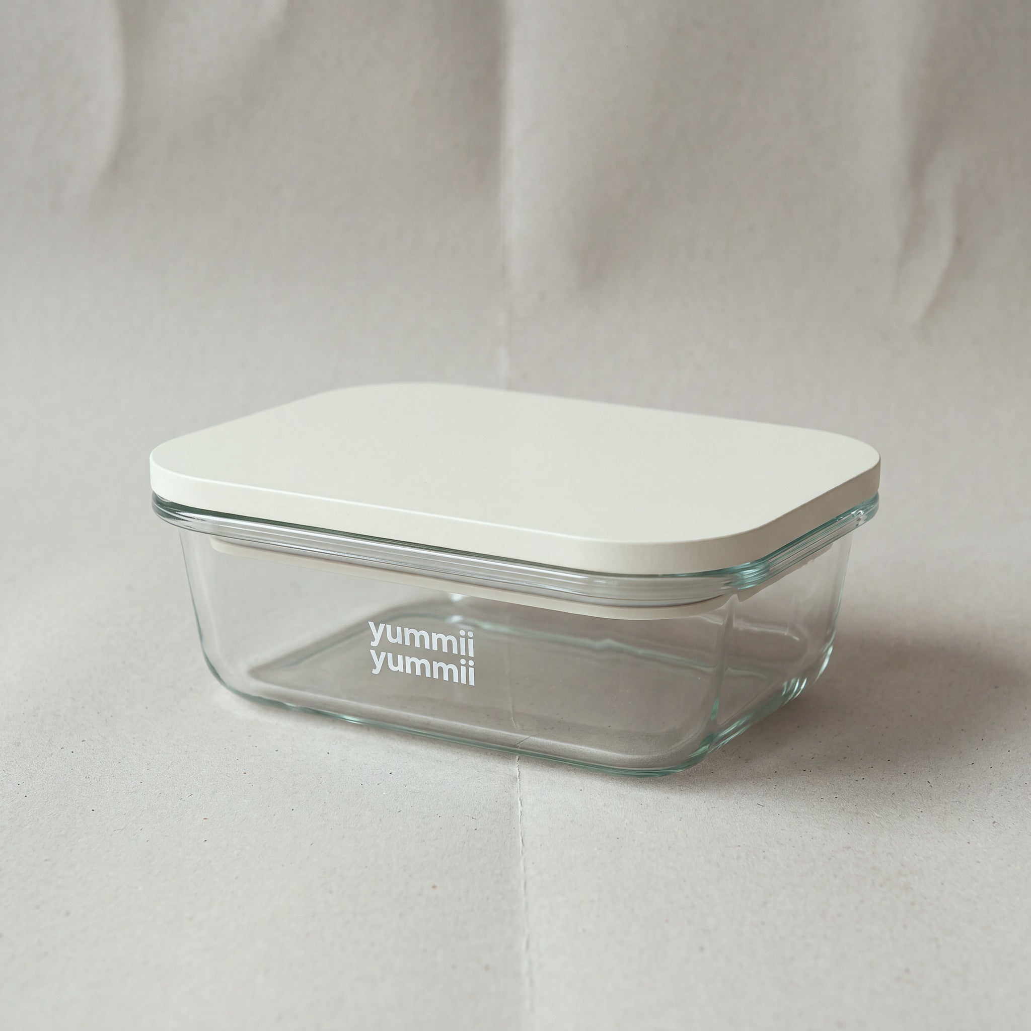 Glasbeholder Sea Shell Small 370 ml i borosilikatglas med lyst MDF-låg, lukket, fra Yummii Yummii