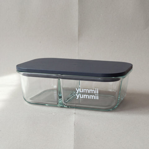 Glasbeholder Stone Large 2 med 2 rum, 1520 ml i borosilikatglas med mørkegråt MDF-låg, lukket, fra Yummii Yummii