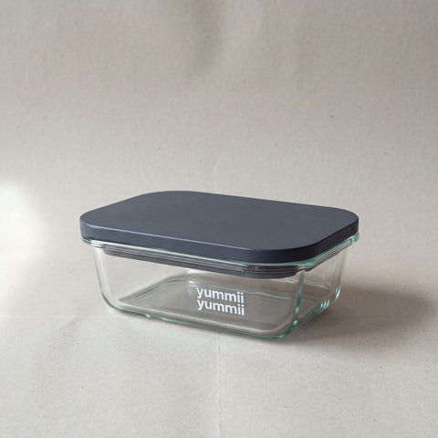 Glasbeholder Stone Small 370 ml i borosilikatglas med mørkegråt MDF-låg, lukket, fra Yummii Yummii