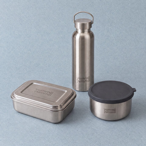 Hverdagshelten i rustfrit stål 18/8 med Bento Medium+ 3, Rounds X-Large og termoflaske 600 ml, lukket fra Yummii Yummii