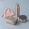 Hverdagshelten i rustfrit stål 18/8 med Medium+ 3, Rounds X-Large og termoflaske 600 ml, samlet opstilling fra Yummii Yummii