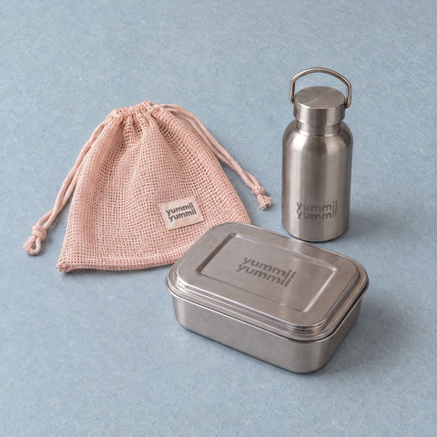 Madpakke-startsættet i rustfrit stål 18/8 med Bento Medium+ 1 og termoflaske 350 ml, samlet opstilling fra Yummii Yummii